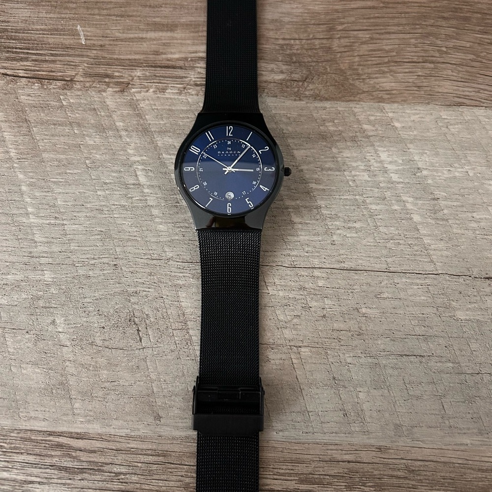 Men’s black Black Skagen watch with Blue face